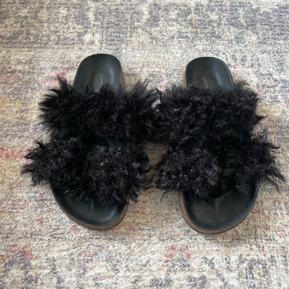 Universal Thread Fuzzy Black Slides - Picture 2 of 6